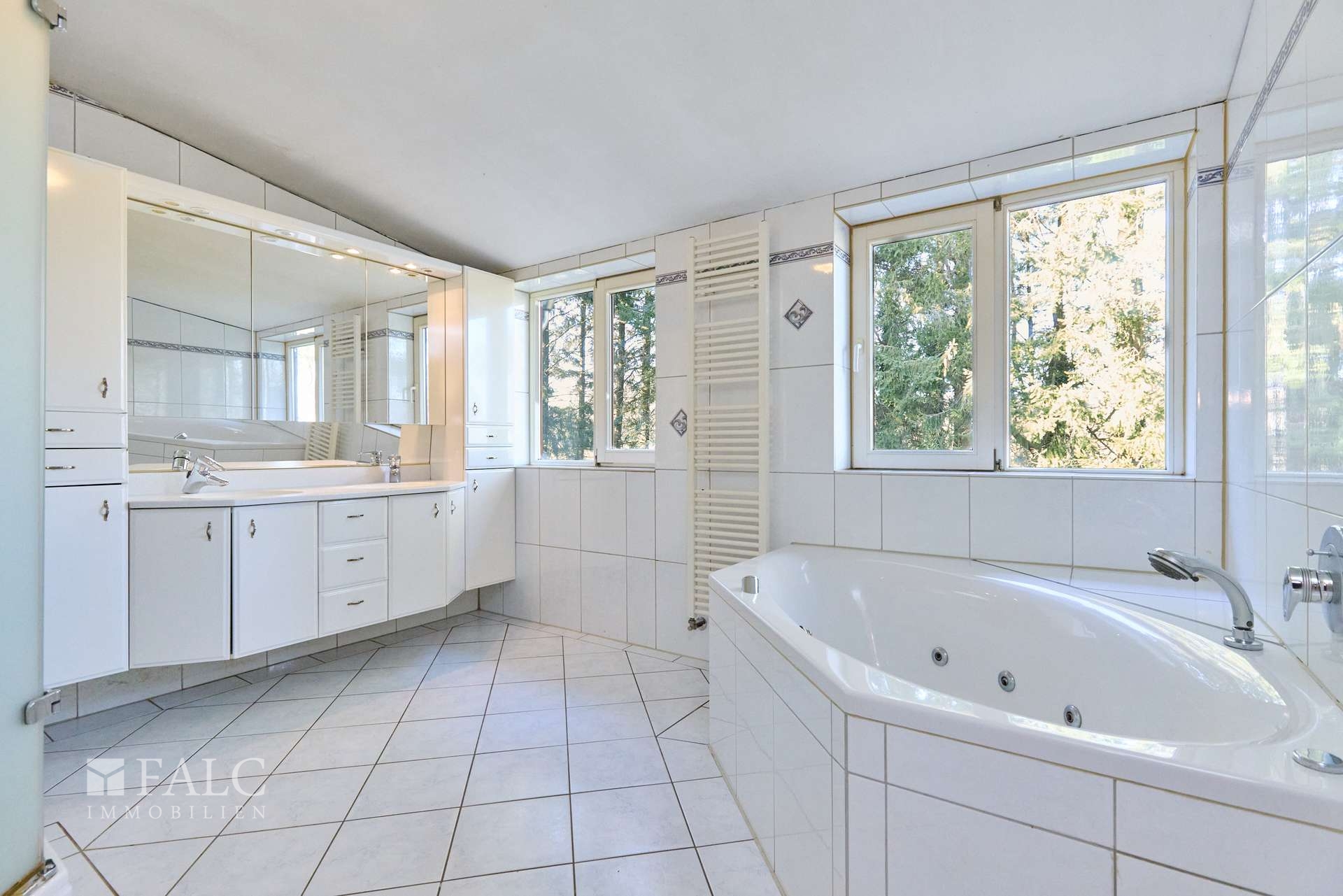 Familienbad mit Badewanne und Fenster